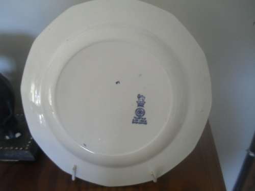 (ALr)  A VINTAGE ROYAL DOULTON D6294 NORFOLK BLUE and WHITE CERAMIC CAKE PLATE - 21cm across