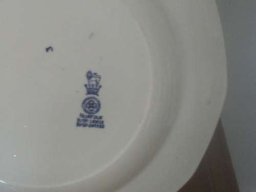 (ALr)  A VINTAGE ROYAL DOULTON D6294 NORFOLK BLUE and WHITE CERAMIC CAKE PLATE - 21cm across