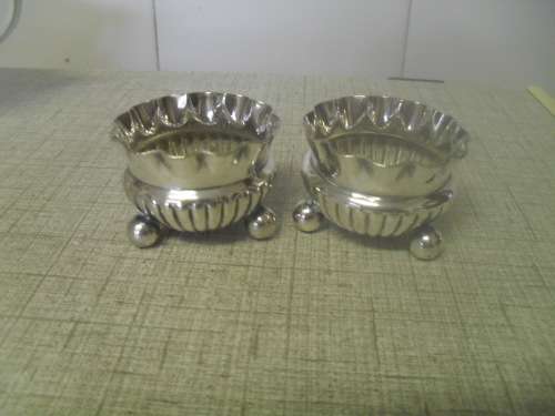 (DEr)  PAIR OF SILVER PLATED  FOOTED  MAPPIN and WEBB OPEN SALTS opening4cm, 3.5cm height incl feet.