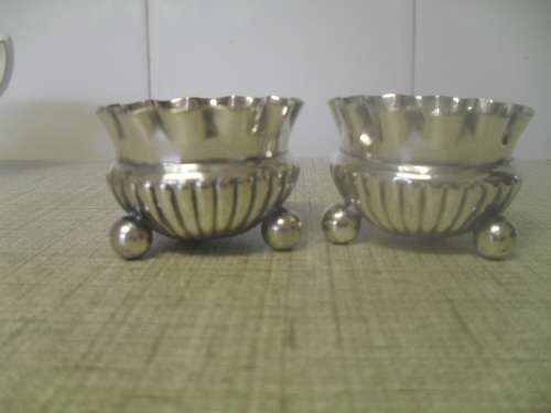 (DEr)  PAIR OF SILVER PLATED  FOOTED  MAPPIN and WEBB OPEN SALTS opening4cm, 3.5cm height incl feet.