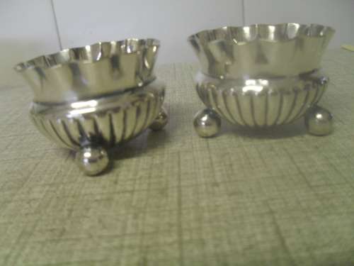 (DEr)  PAIR OF SILVER PLATED  FOOTED  MAPPIN and WEBB OPEN SALTS opening4cm, 3.5cm height incl feet.