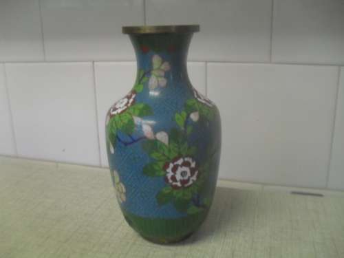 A VINTAGE CHINESE CLOISONNE  URN 17cm tall