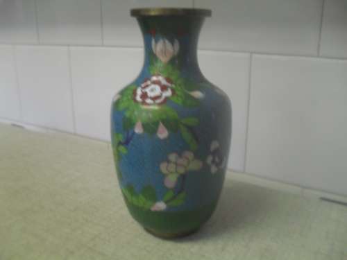 A VINTAGE CHINESE CLOISONNE  URN 17cm tall