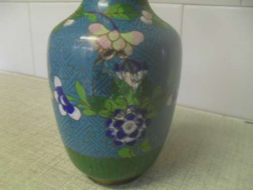 A VINTAGE CHINESE CLOISONNE  URN 17cm tall