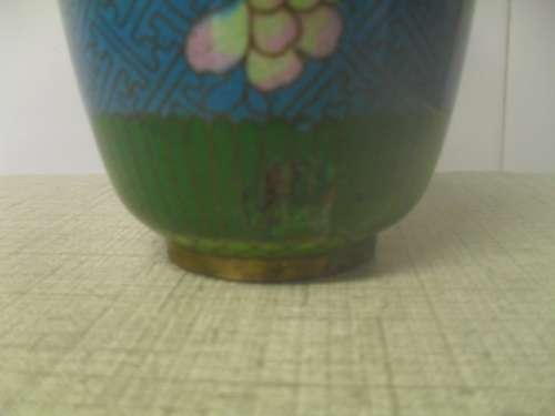 A VINTAGE CHINESE CLOISONNE  URN 17cm tall