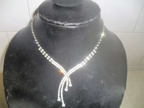 A LOVELY VINTAGE RHINESTONE NECKLACE 25cm long