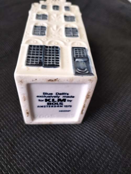 AN ANTIQUE BLUE DELFT KLM BOLS MINATURE HOUSE. SEALED