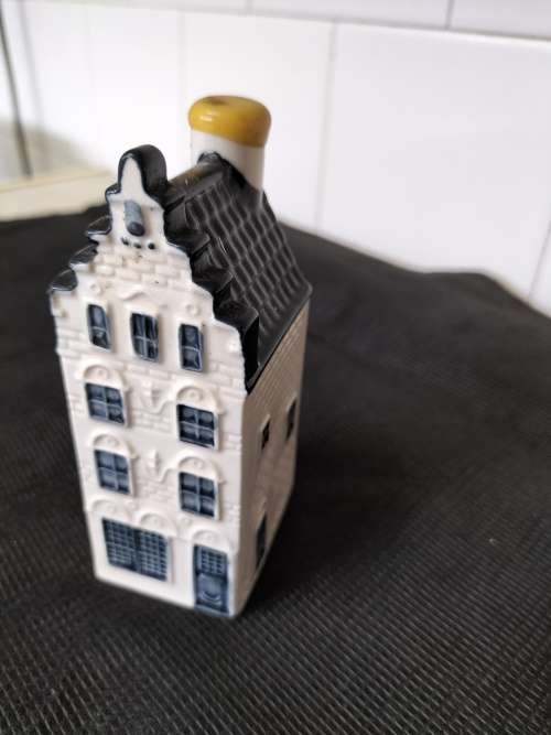 AN ANTIQUE BLUE DELFT KLM BOLS MINATURE HOUSE. SEALED