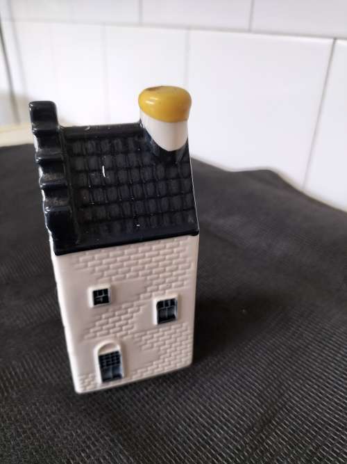 AN ANTIQUE BLUE DELFT KLM BOLS MINATURE HOUSE. SEALED