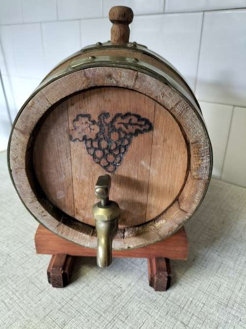 A VINTAGE OAK AND BRASS COUNTER TOP WINE VAT 22x16cm. Cir wdt pt59cm