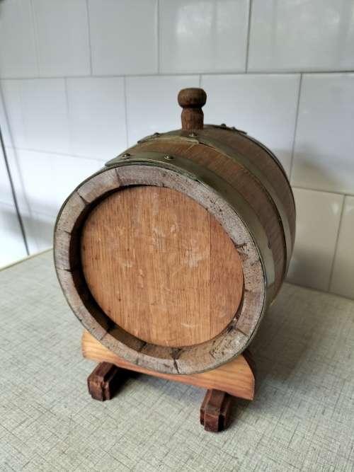 A VINTAGE OAK AND BRASS COUNTER TOP WINE VAT 22x16cm. Cir wdt pt59cm