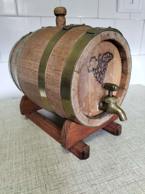 A VINTAGE OAK AND BRASS COUNTER TOP WINE VAT 22x16cm. Cir wdt pt59cm