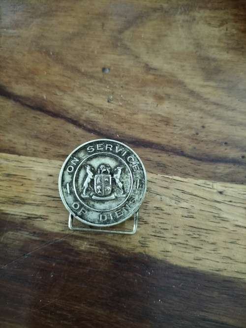 An unknown metal medal on service op diens.