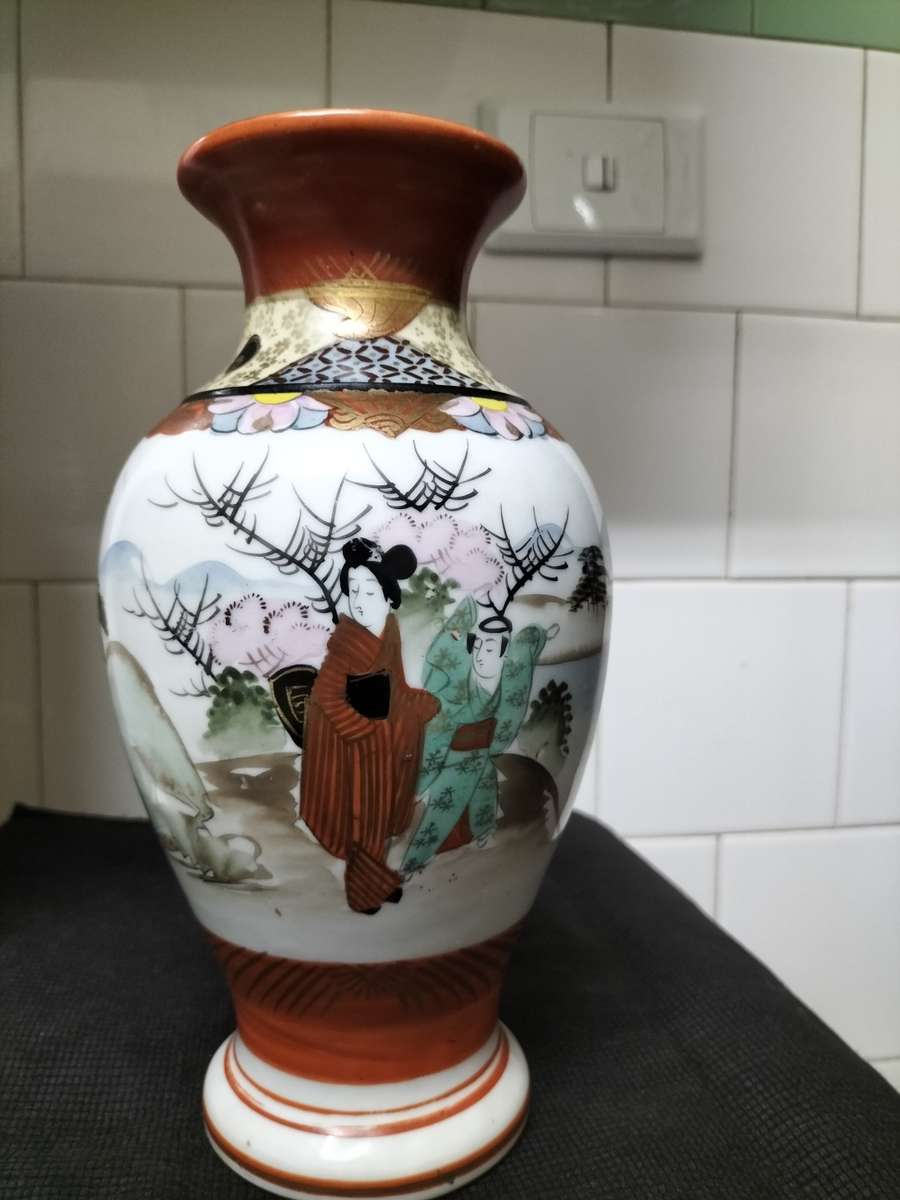 *##A LARGE VINTAGE CHINESE CERAMIC URN