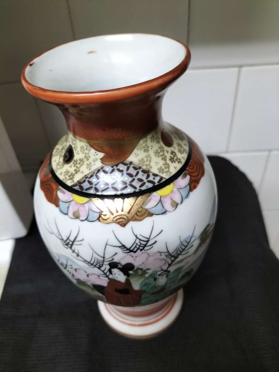 *##A LARGE VINTAGE CHINESE CERAMIC URN