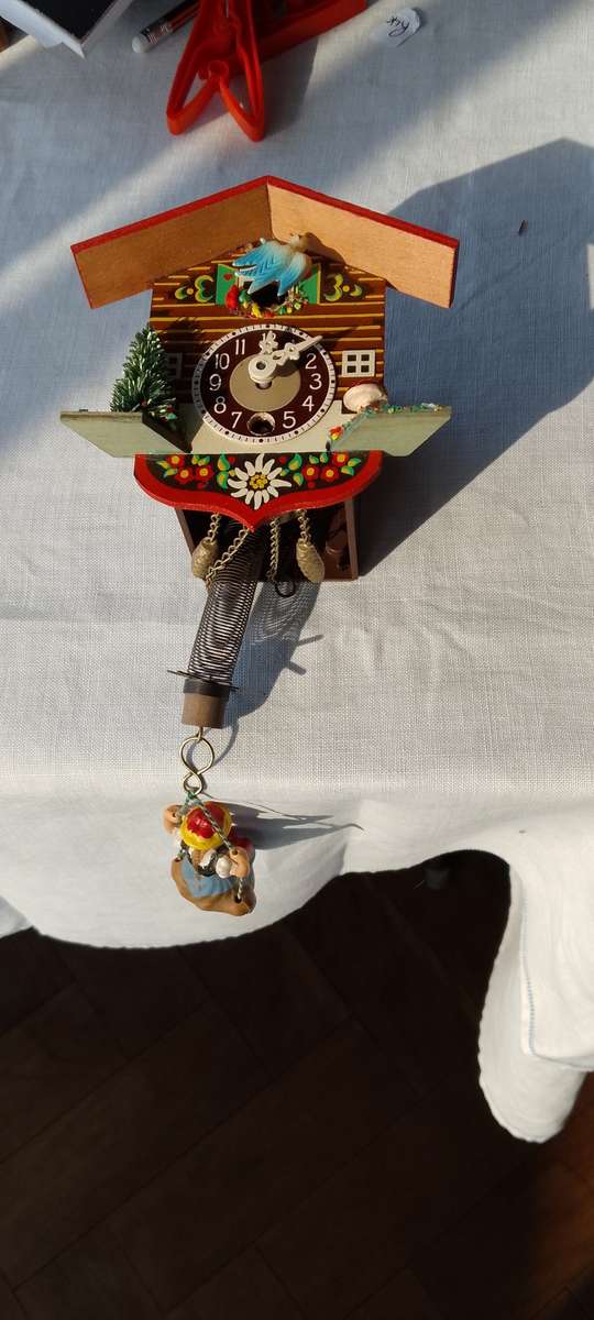 A VINTAGE MINATURE WINDUP CUCKOO CLOCK.. no key