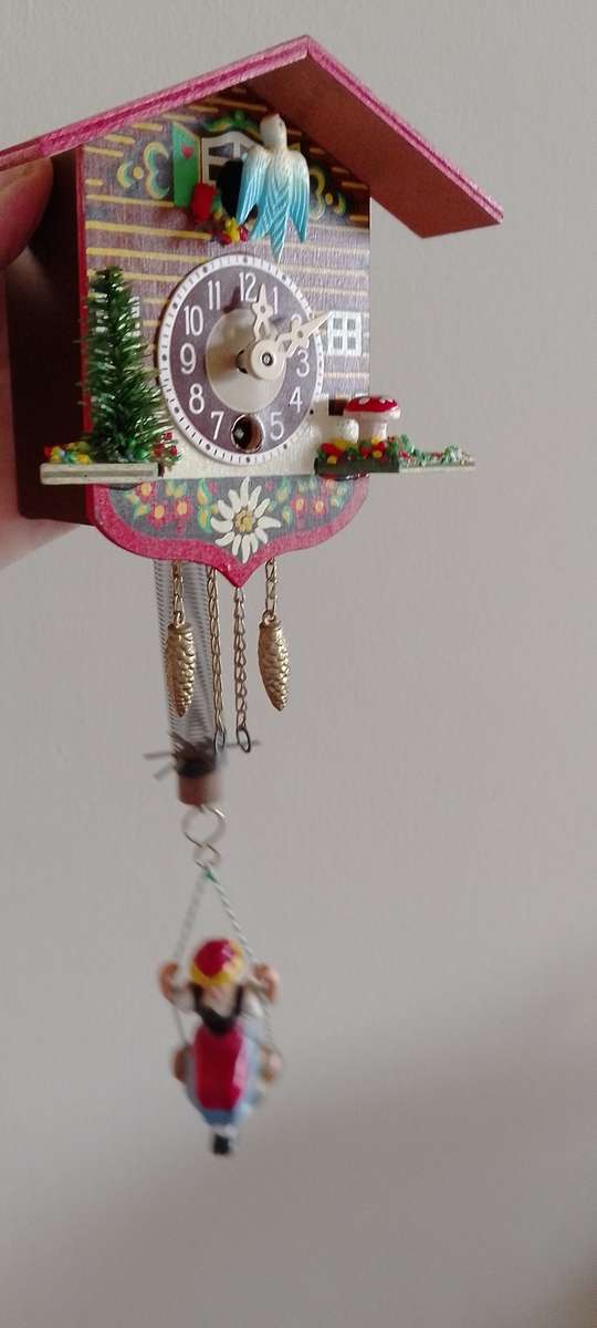 A VINTAGE MINATURE WINDUP CUCKOO CLOCK.. no key