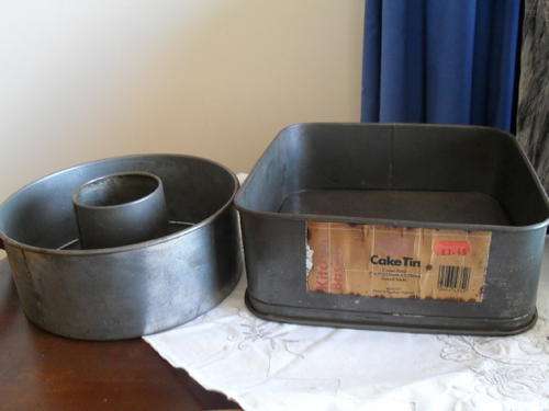 2 VINTAGE LOOSEBOTTOM BAKING PANS