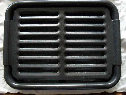 A VINTAGE ENAMEL OVEN PAN AND GRILL
