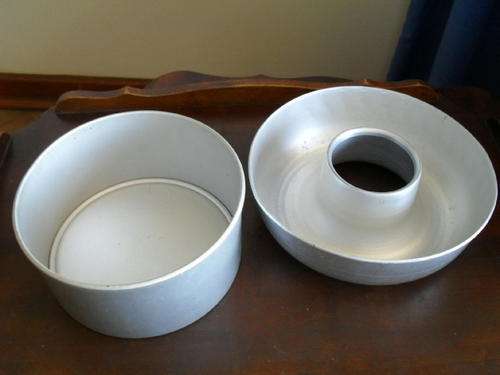 2 ALUMINIUM CAKE PANS 1x Loose bottom round  1x  whole in the middle cake