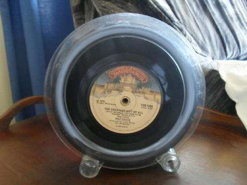 A VINTAGE COLLECTORS ITEM? - PLASTIC 7-SINGLE vinyl record organiser  HOLDER -with 13 seven singles