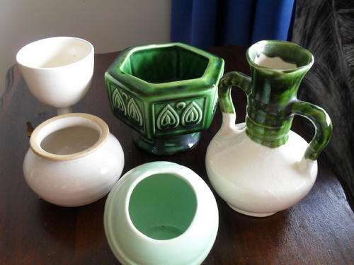 A VARIETY OF COLOUR AND SHAPES -5x VINTAGE VASES.