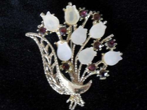 A STUNNING VINTAGE "PEARL" AND "RUBY" BROOCH