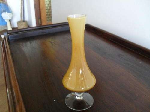 A LOVELY VINTAGE AMBER GLASS VASE