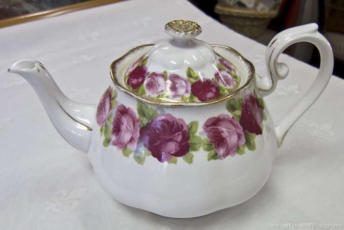 English Porcelain ROYAL ALBERT TEAPOT OLD ENGLISH ROSE BEAUTIFUL was sold for 1 950.00 on 11 Jun at 17 55 by Sweet Deal cc in Durban ID 67466636