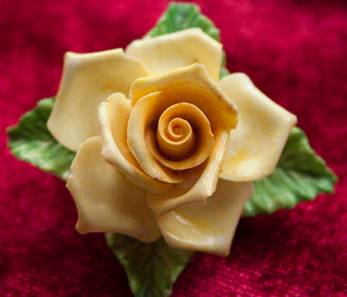 VINTAGE BONE CHINA BROOCH - SIMMEL - c1940's - BEAUTIFUL YELLOW ROSE