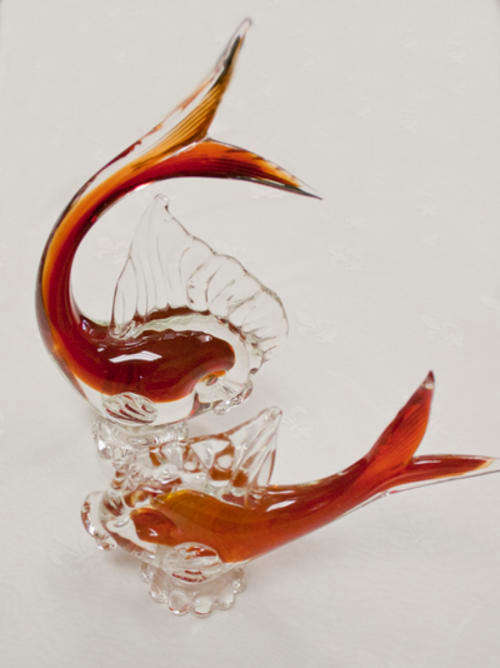 MURANO GLASS ORNAMENT - ATTRACTIVE PAIR OF FISH IN SHADED RED HUES, WITH CLEAR GLASS BASES.