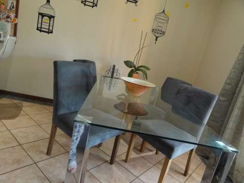 Italian glass dinning table in mint condition for sale / 8seats