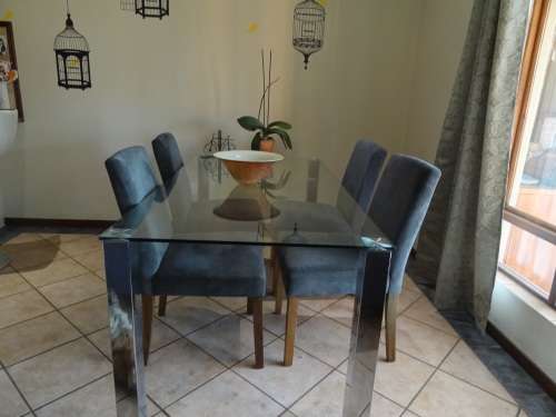 Italian glass dinning table in mint condition for sale / 8seats