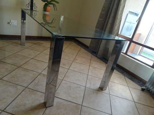 Italian glass dinning table in mint condition for sale / 8seats