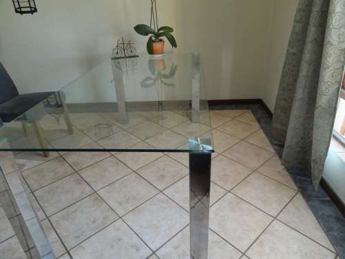 Italian glass dinning table in mint condition for sale / 8seats