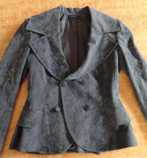 Designer jacket brand new for sale size small amazing details and cut