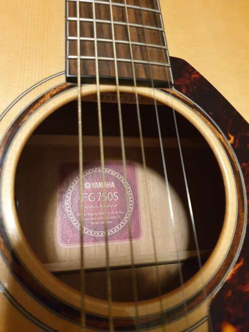 Yamaha acoustic guitar FG750s