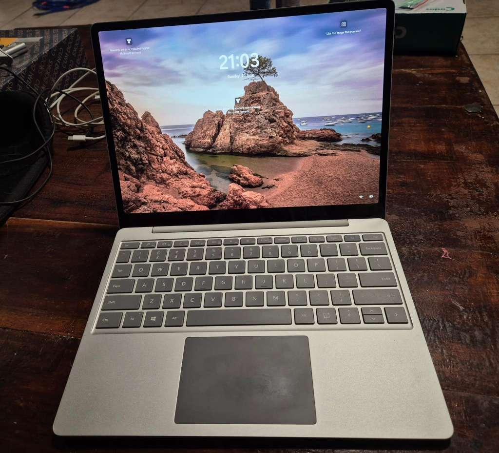 Microsoft Surface Go Laptop Touch (i5-1035G1  8GB RAM 128GB SSD)