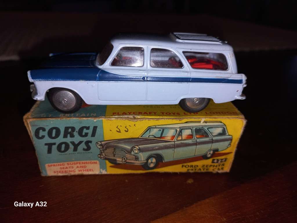 Corgi Ford Zephyr no424