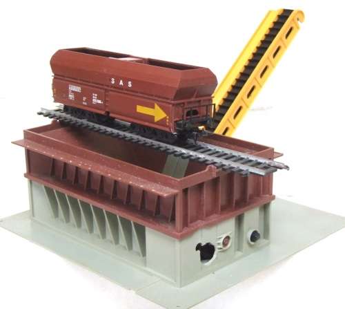 HO  SCENERY: Manual Coal Excavator/Loader  in fair used condition (excluding coal wagon) (Italy).