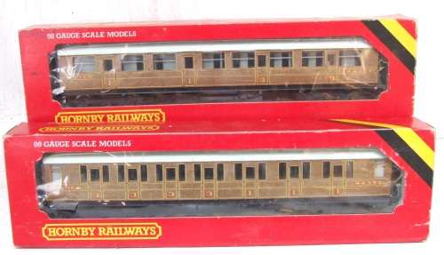 HORNBY OO: Set Of Vintage British LNER Passenger Coaches in good boxed condition (England)