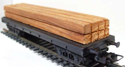 LIMA HO: European Freight Wagon with Wood Beam Load in good unboxed condition (Italy)