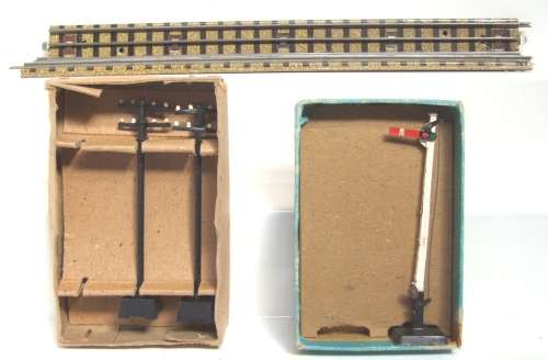 HORNBY OO/HO: Single Arm Signal Tower+2x Telegraph Poles+2x Track  in good used & unboxed condition