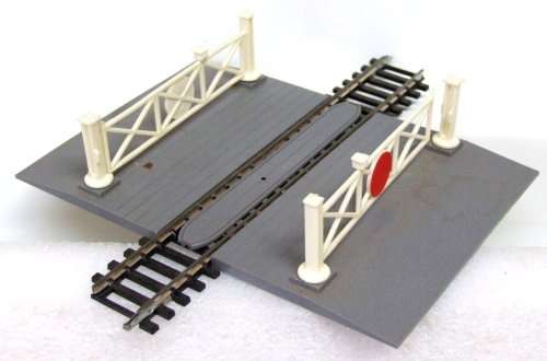 HORNBY HO: Road Crossing with gates in good condition (England)
