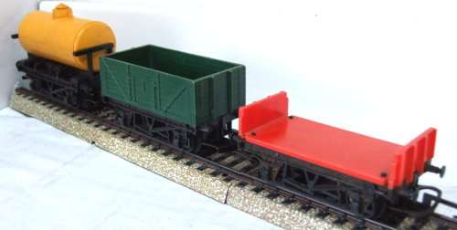 HORNBY OO: 3pc Vintage Wagons in scrap unboxed condition (England)