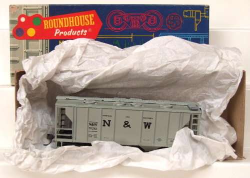 ROUNDHOUSE HO: 2 Bay Covered Hopper in Like New & boxed condition (USA)