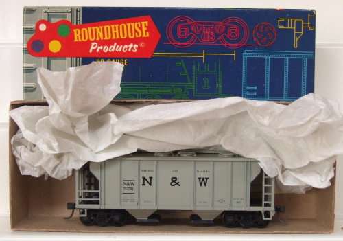 ROUNDHOUSE HO: 2 Bay Covered Hopper in Like New & boxed condition (USA)