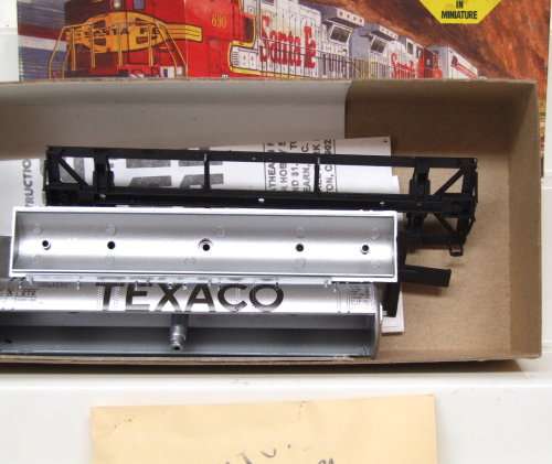 ATHEARN HO: 3 Dome TEXACO Tank Car in New Un-assembled & boxed condition (USA)