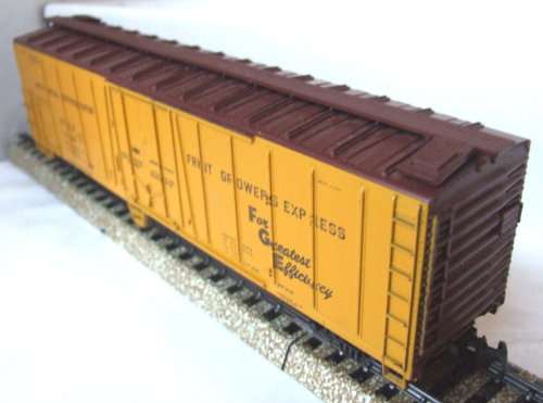 ATHEARN HO: 60ft F.G.C.X. Reefer with in good used un-boxed condition (USA)