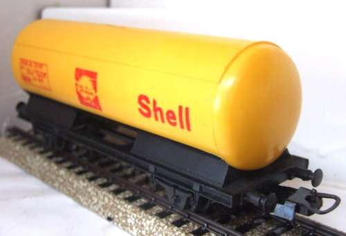 LIMA HO: Vintage SHELL  Tanker Wagon in fair un-boxed condition (Italy)